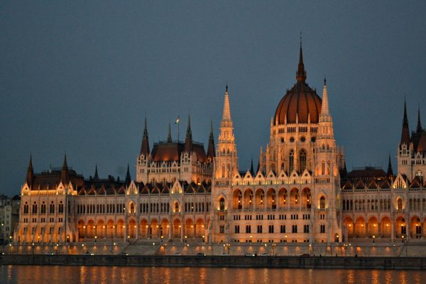 parliament house budapest nighttime